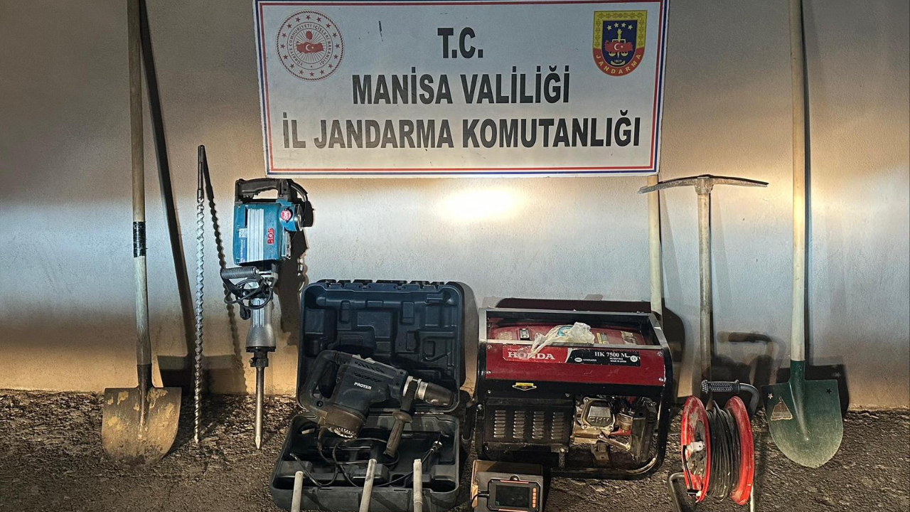 Akhisar'da İzinsiz Kazı Yapan Üç Şüpheli Suçüstü Yakalandı