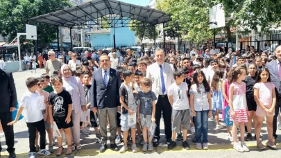 Turgutlu Kaymakamı, Verdiği Sözü Tutup Karne Günü Öğrencilere İmzalı Kitap Hediye Etti