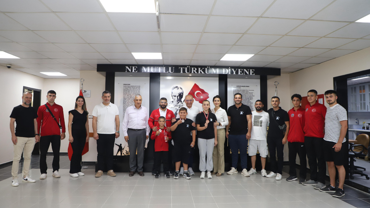 Şampiyon Güreşçilerden Başkan Çetin Akın’a Ziyaret