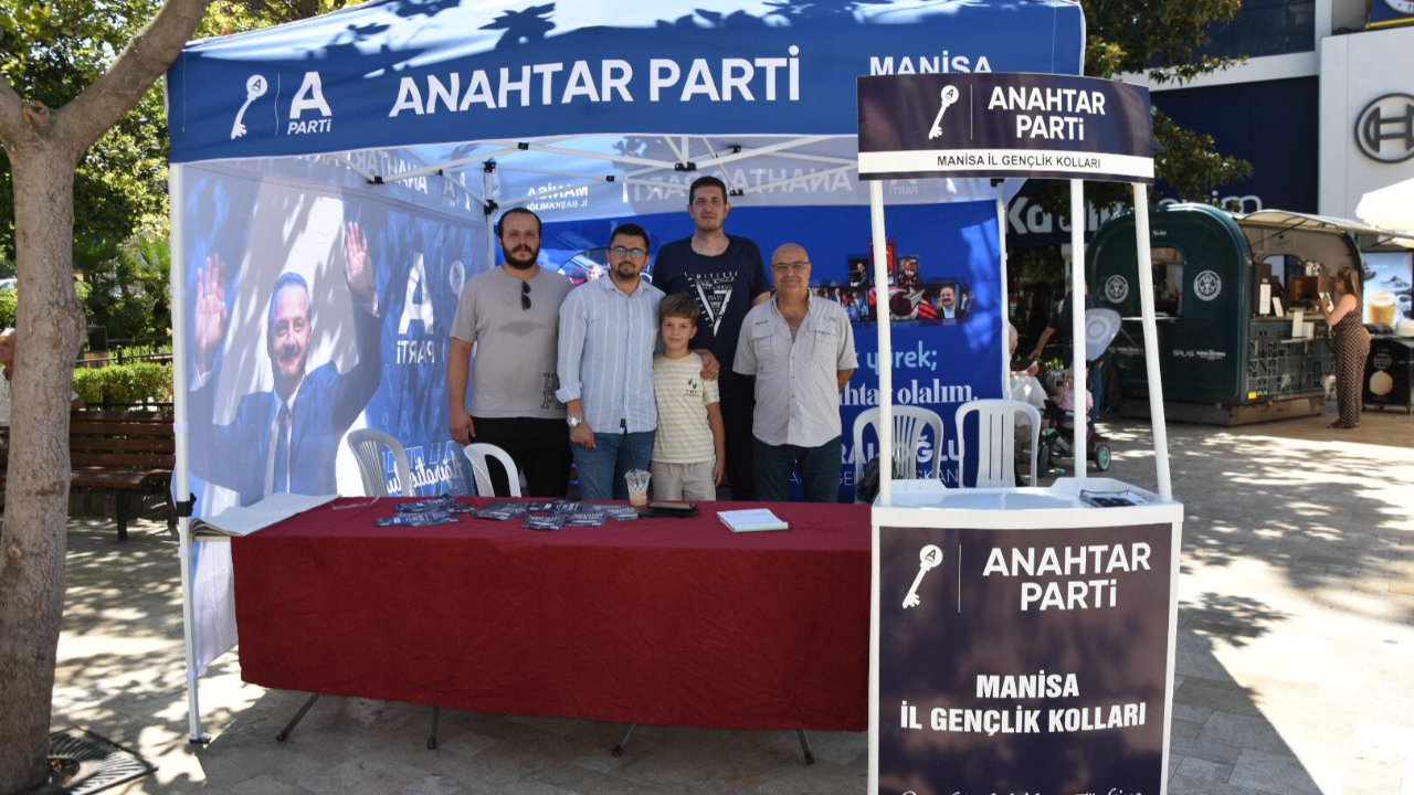 Anahtar Parti Manisa’da  Üyelik Standı Açtı