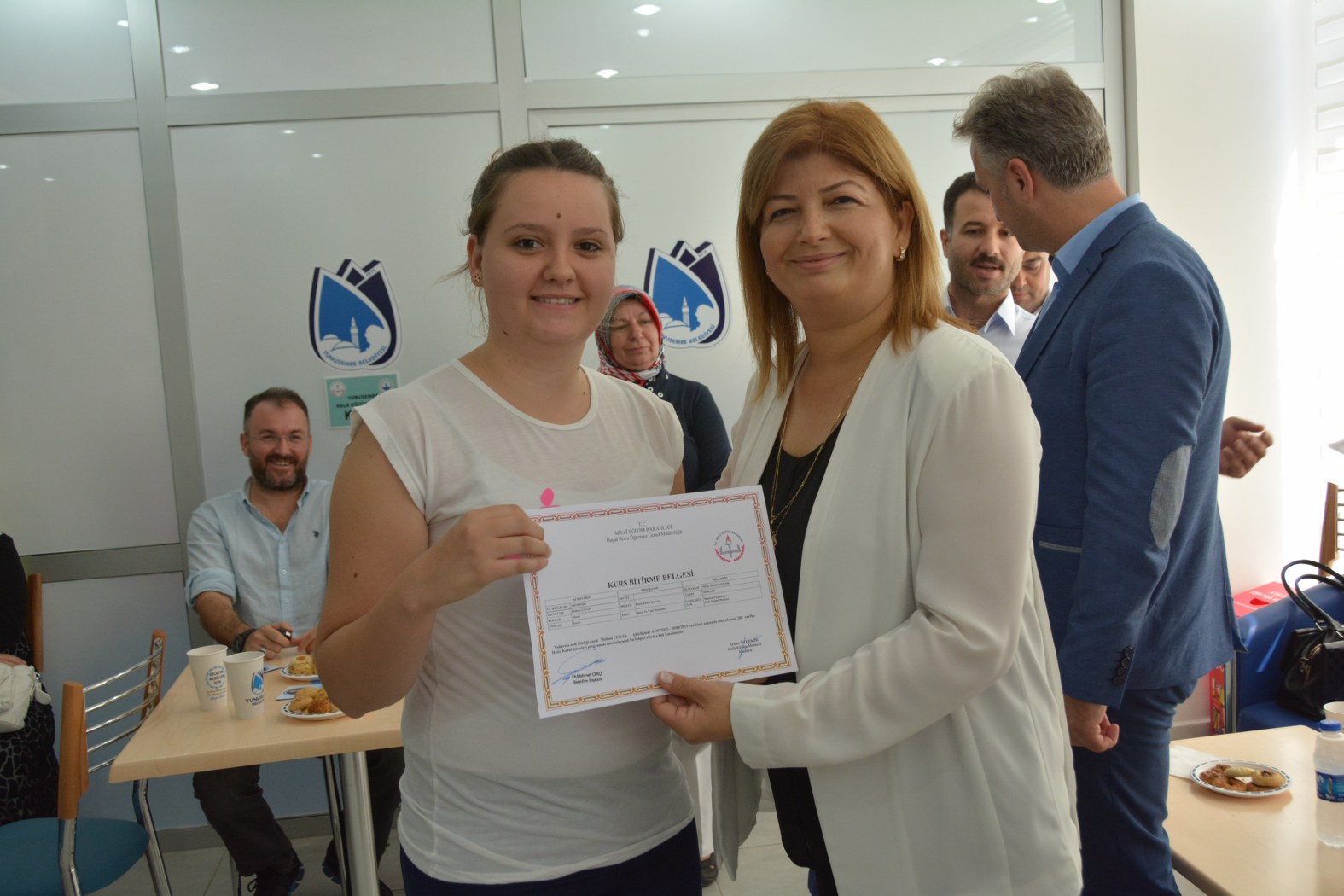 Yenı Mahalle Hanımlar Lokalı Kursıyerlerıne Sertıfıka Verıldı