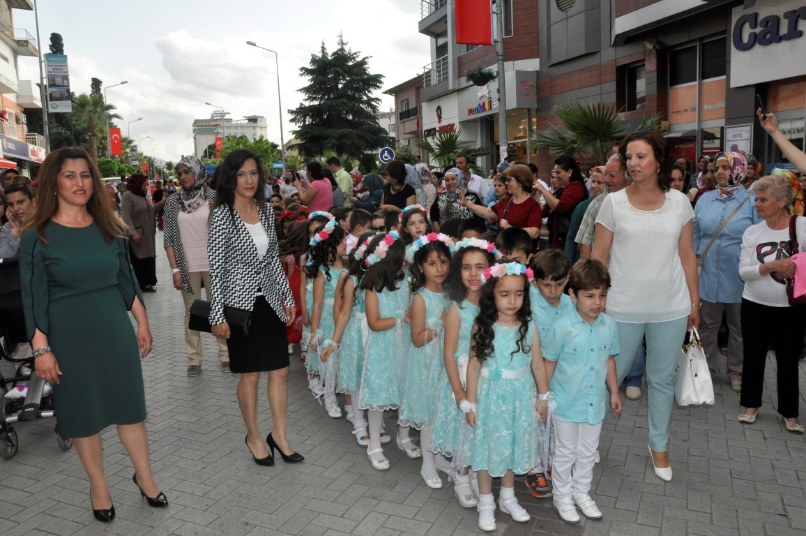 Miniklerin Gösterisi Alkış Aldı