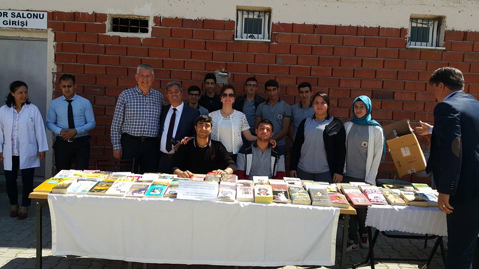 Okula 500 Kitap Bağışladı