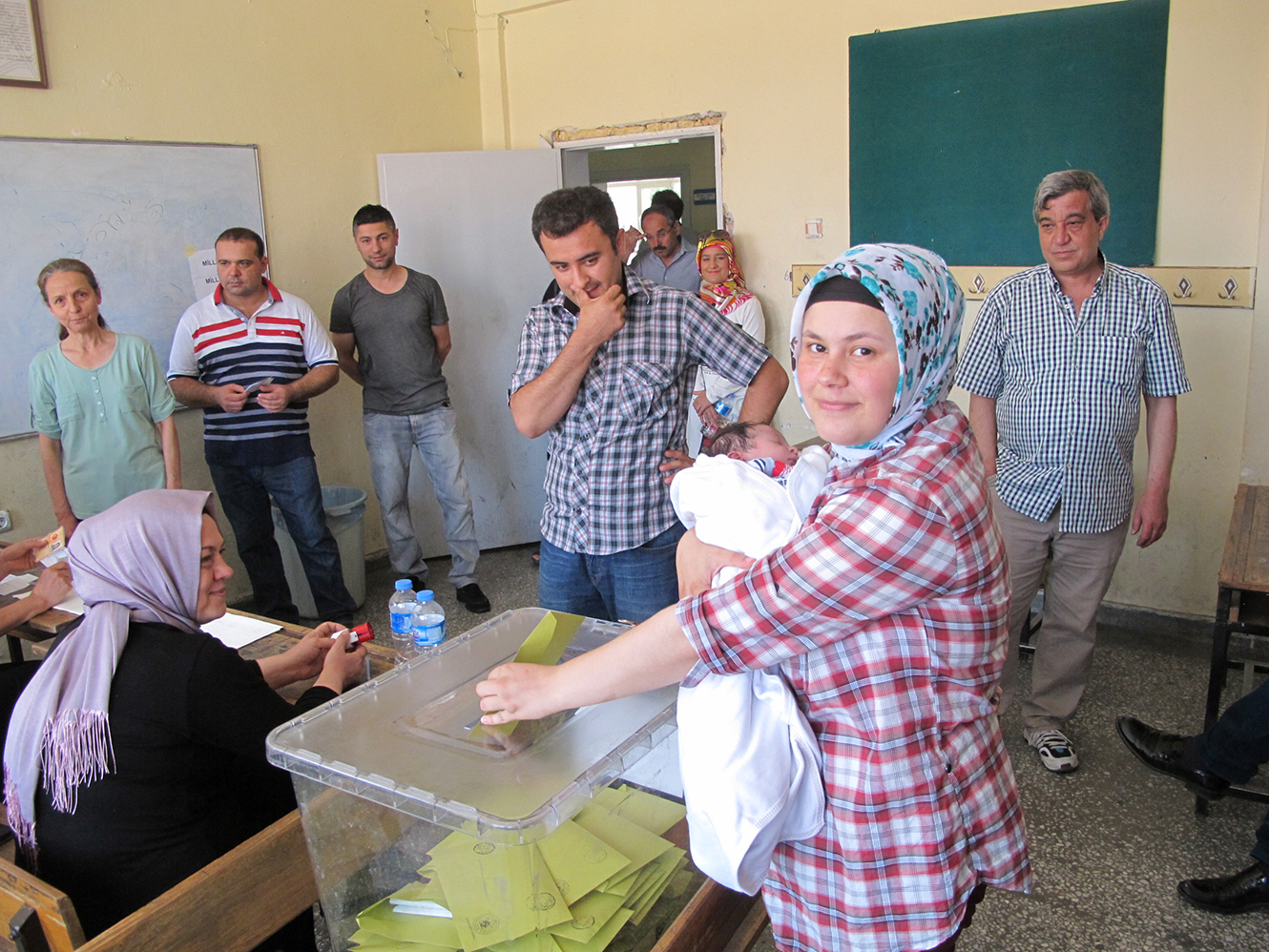 Duyarlı Anne 15 Günlük Bebeğiyle Sandığa Geldi