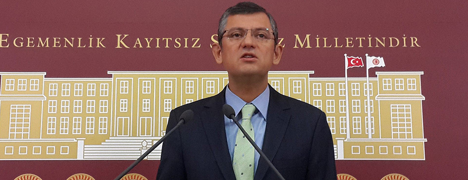 CHP’Lİ ÖZEL, GAZETECİLERE YÖNELİK ARTAN SALDIRILARLA İLGİLİ HÜKÜMETE SESLENDİ