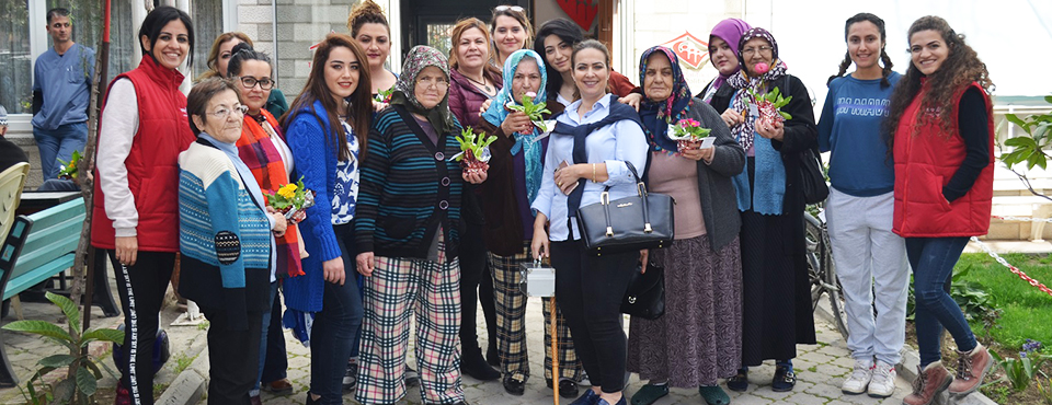 Gençler Huzurevi Sakinlerini Unutmadı