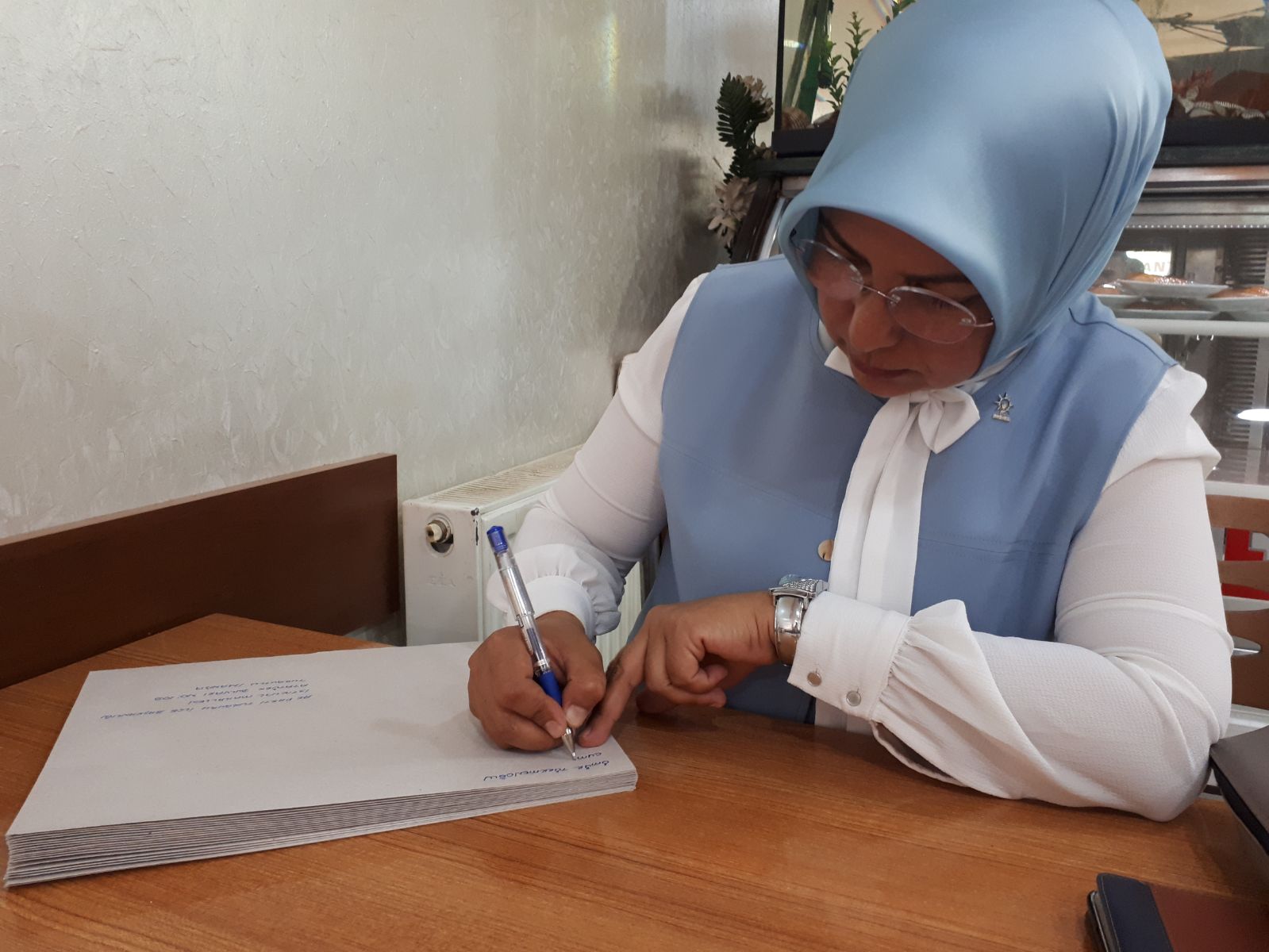 ömür Hoca Gönüllere Dokunmayı Biliyor