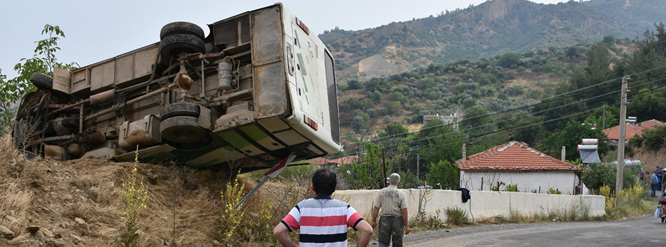 Turgutlu'da Minibüs Devrildi 13 Yaralı