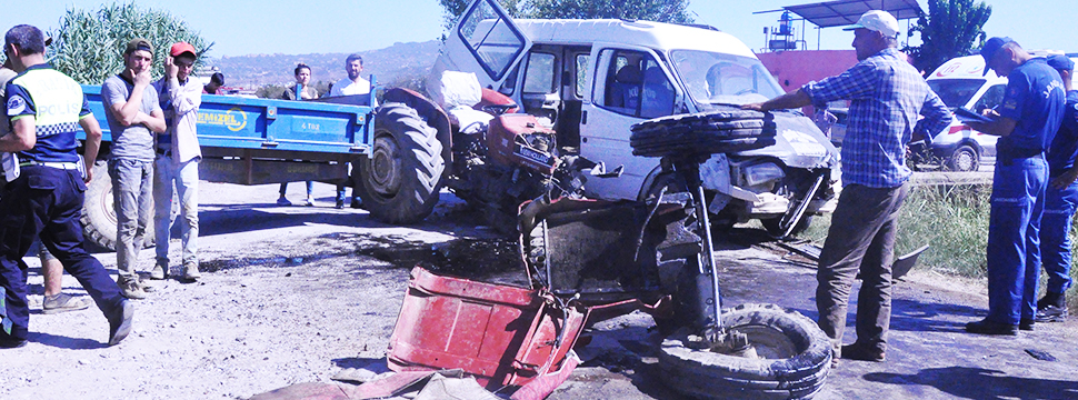 Traktör İkiye Bölündü 12 İşçi Yaralandı
