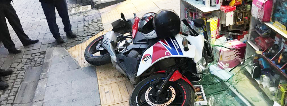 Motosiklet Vitrine Girdi 1 Yaralı