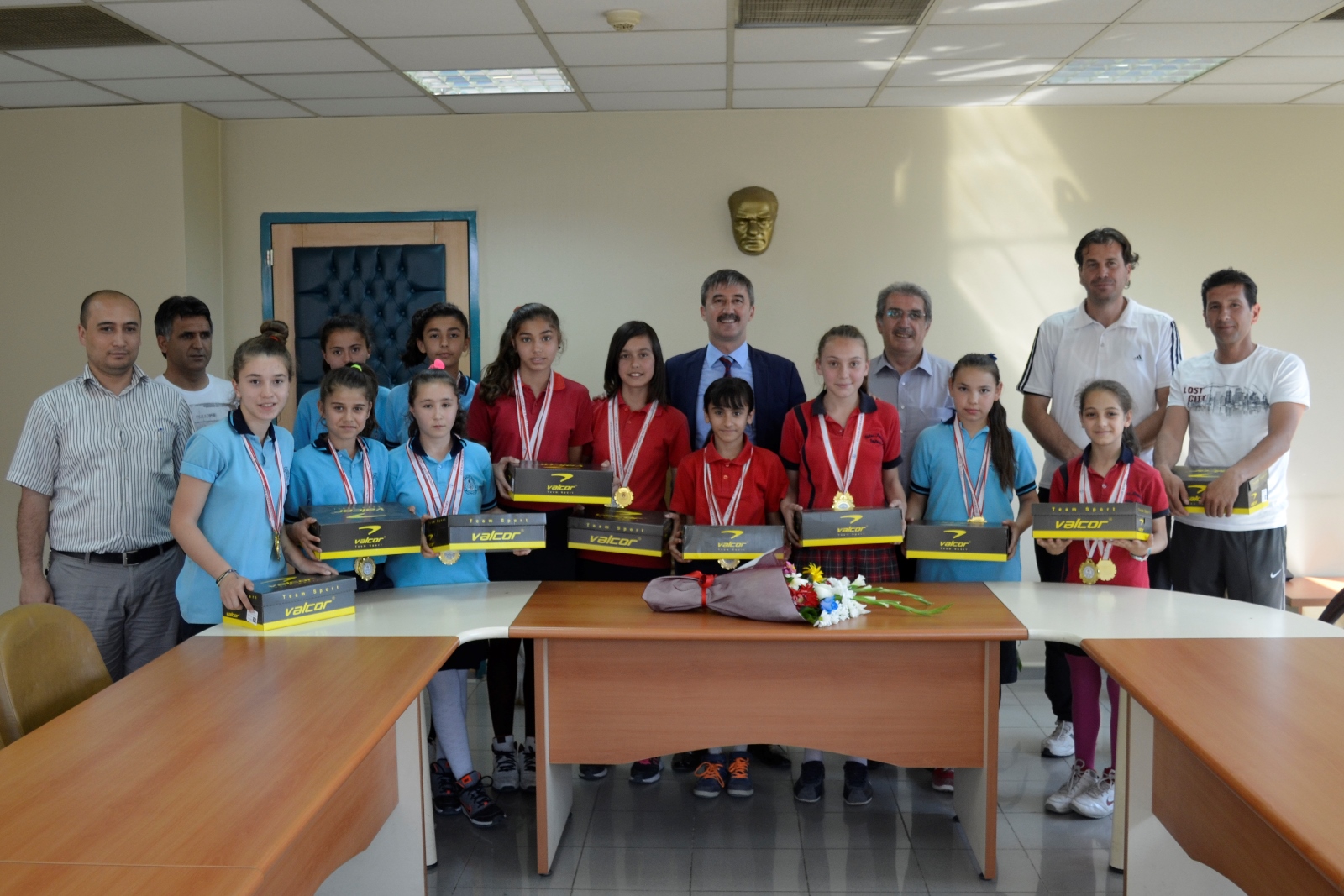 Başkan şampiyon Basketbolcuları ödüllendirdi