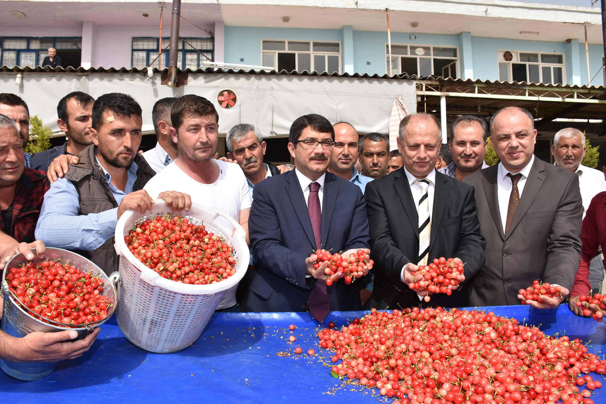 İlk Kiraz 200 Tl’den Alıcı Buldu