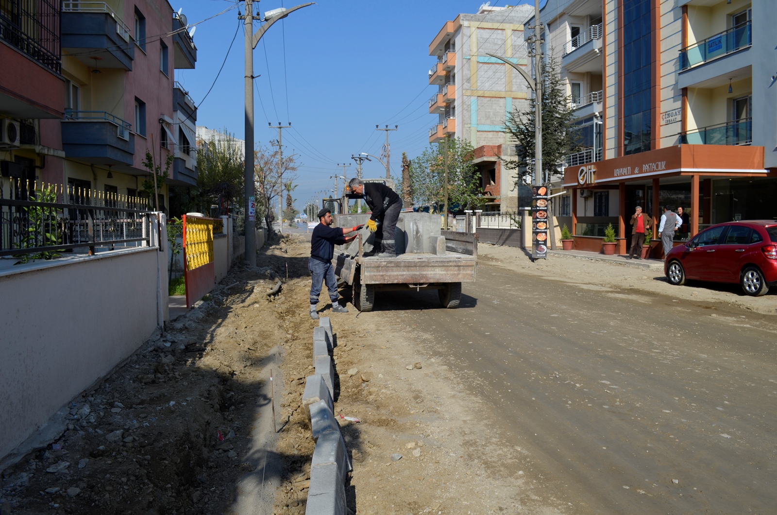 Eski Manisa Yolunda Kaldırım Düzenlemelerine Başlandı
