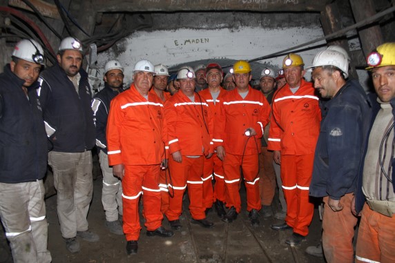 özel Yer Altında Açlık Grevi Yapan Maden İşçilerini Ziyaret Etti