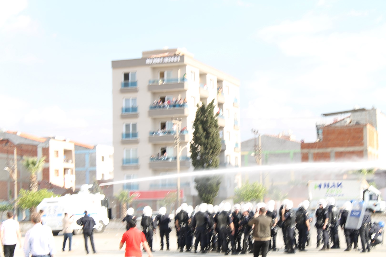 Taraftarların Taş Yağmurunu Toma’lar Durdurdu