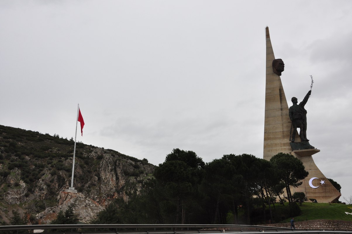 Kuva-yı Milliye Anıtı’na Dev Türk Bayrağı