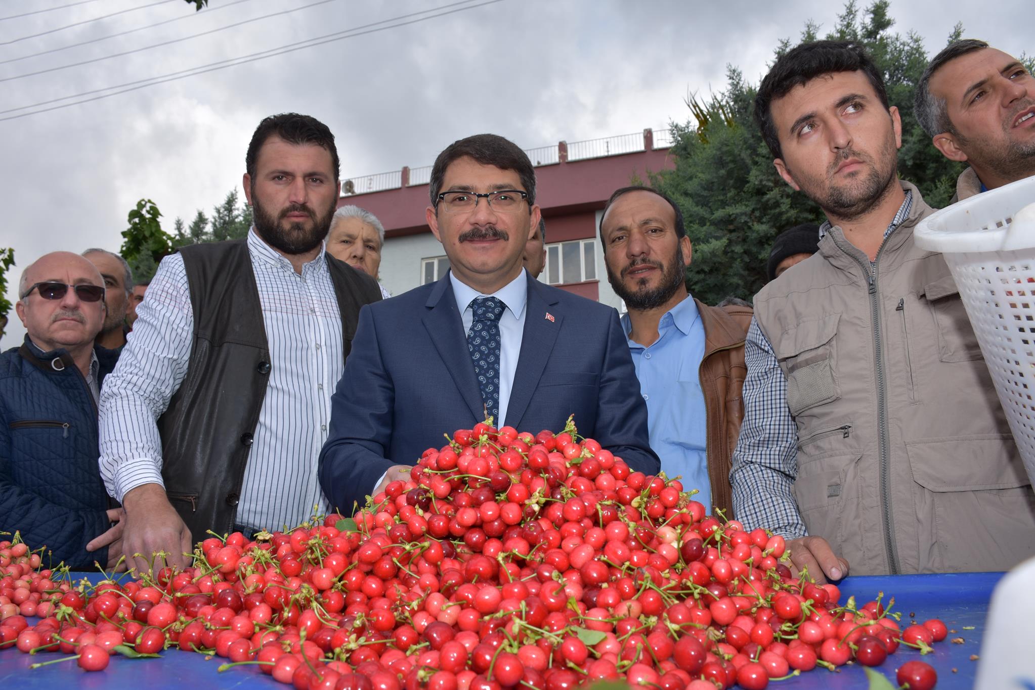 Kuzey Yarım Kürenin İlk Kiraz 200 Tl’ Ye Satıldı