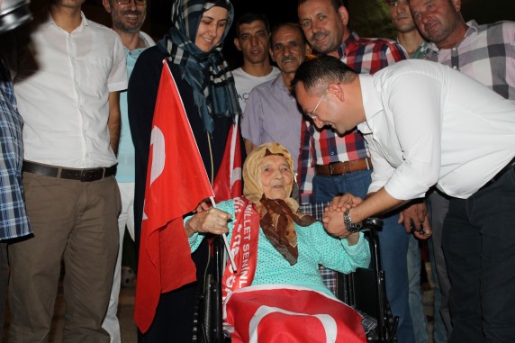 Asırlık Nine Demokrasi Nöbetinde