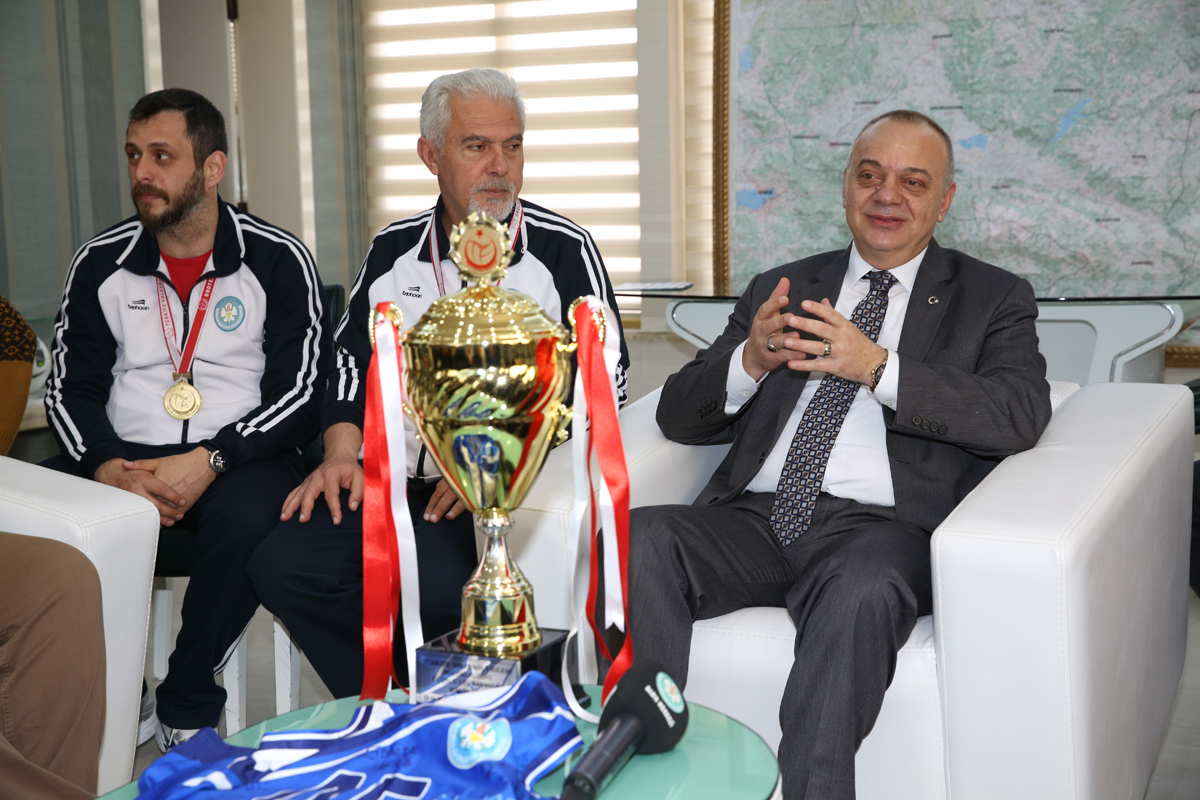 Sultanlar şampiyonluk Kupasını Başkana Hediye Etti