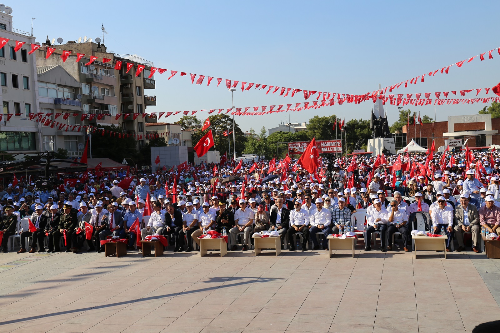 Turgutlu Demokrasi Ve şehitler Mitinginde Tek Yürek