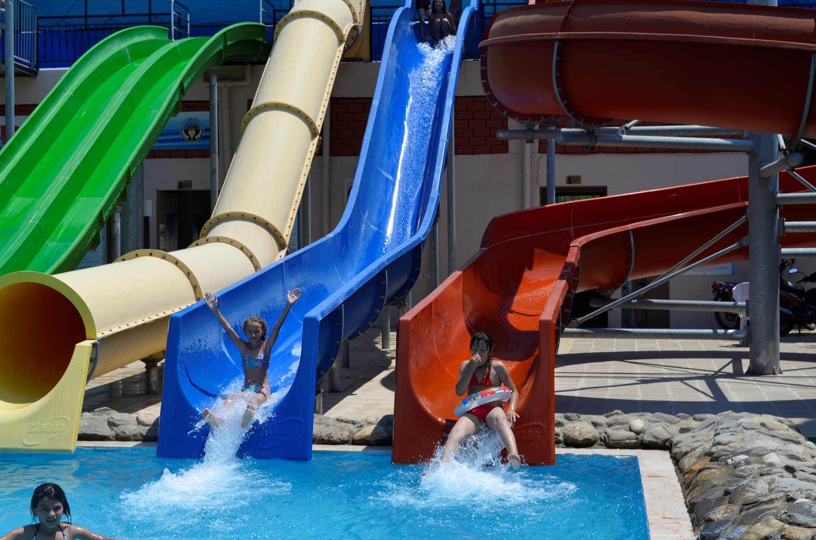 Havuzda Yaz Spor Okulları Coşkusu