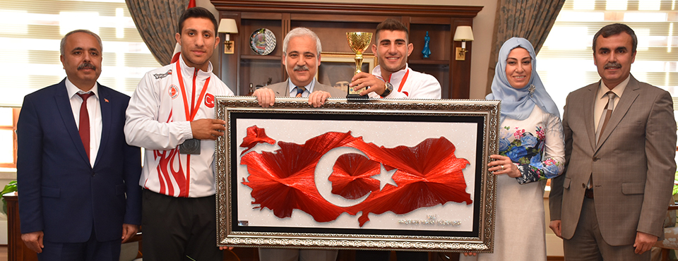 Vali Güvençer Turgutlulu şampiyonları Ağırladı