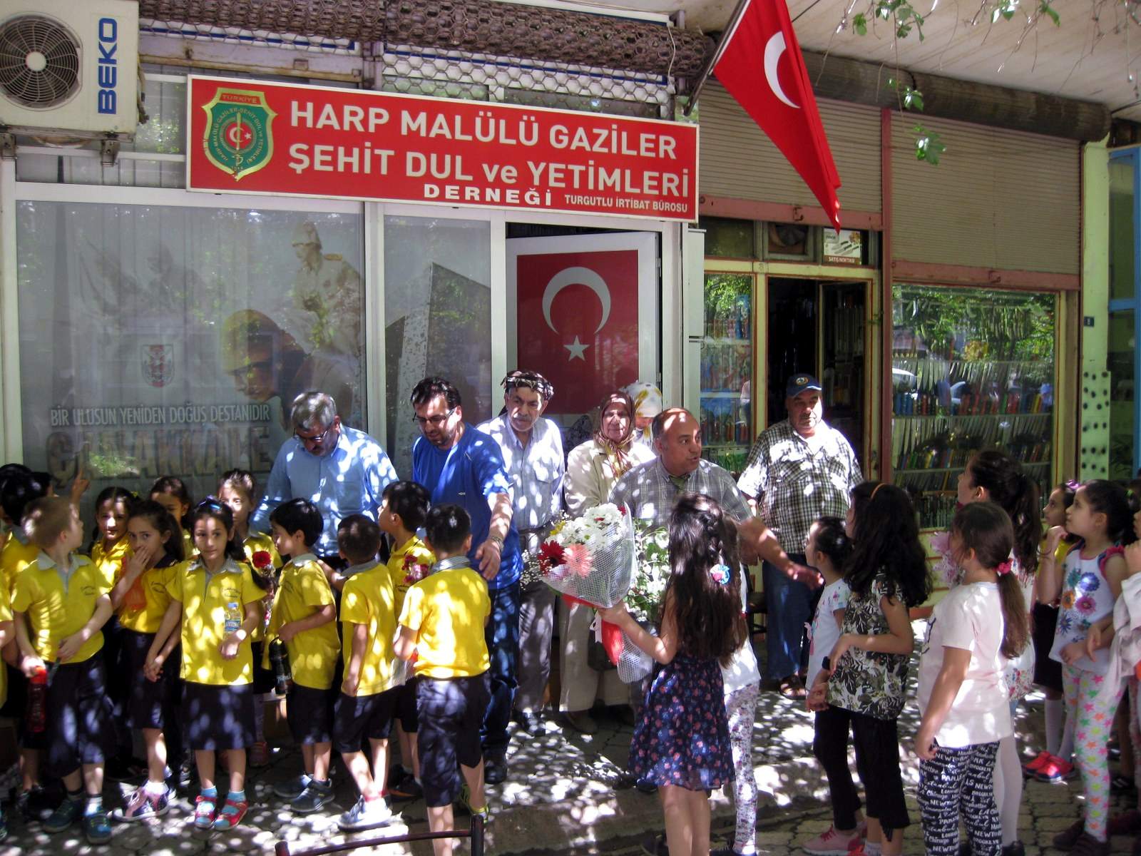Cumhuriyet İlkokulu, şehit Ailelerini Ve Gazileri Unutmadı.
