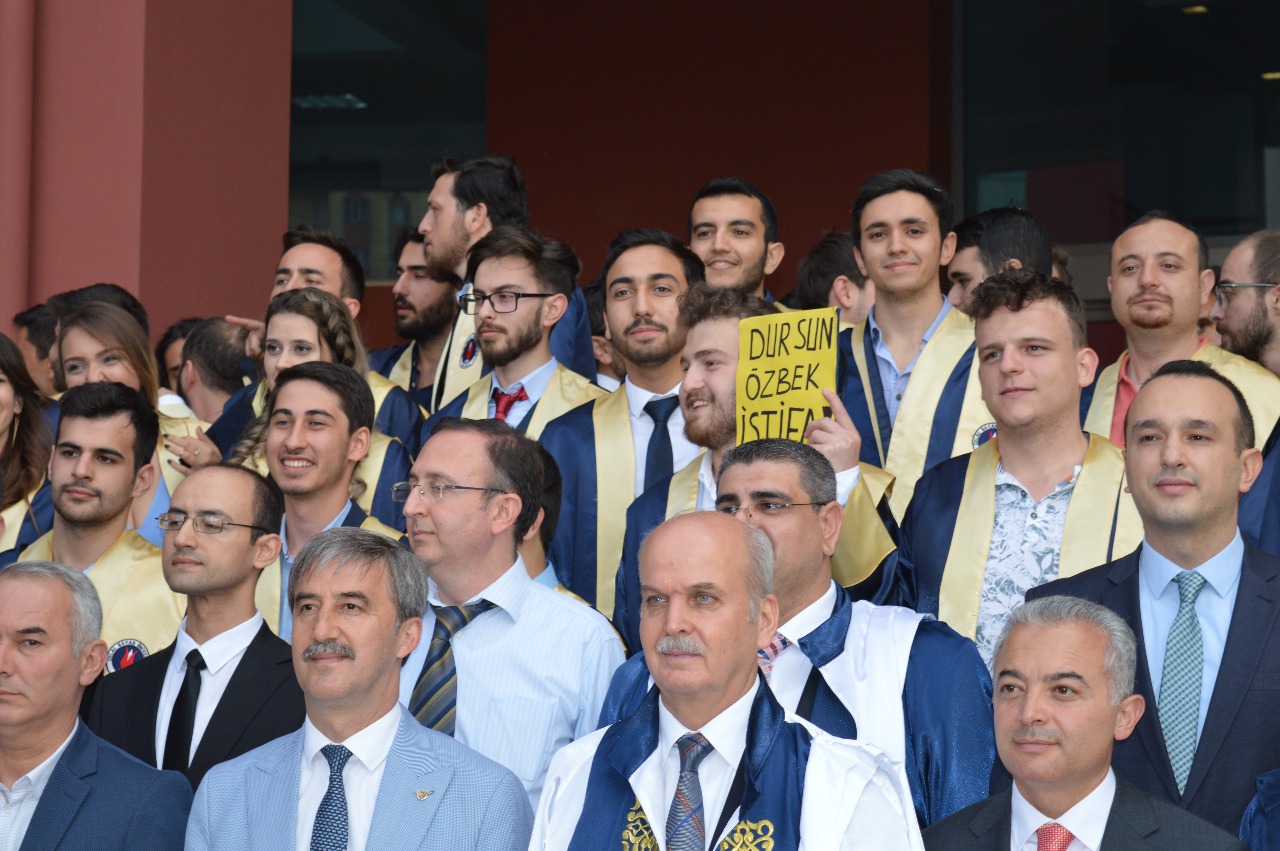 Mezuniyet Töreninde "dursun özbek İstifa"