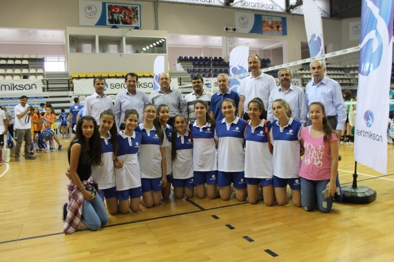 Turnuvanın şampiyonu Kupasını Aldı