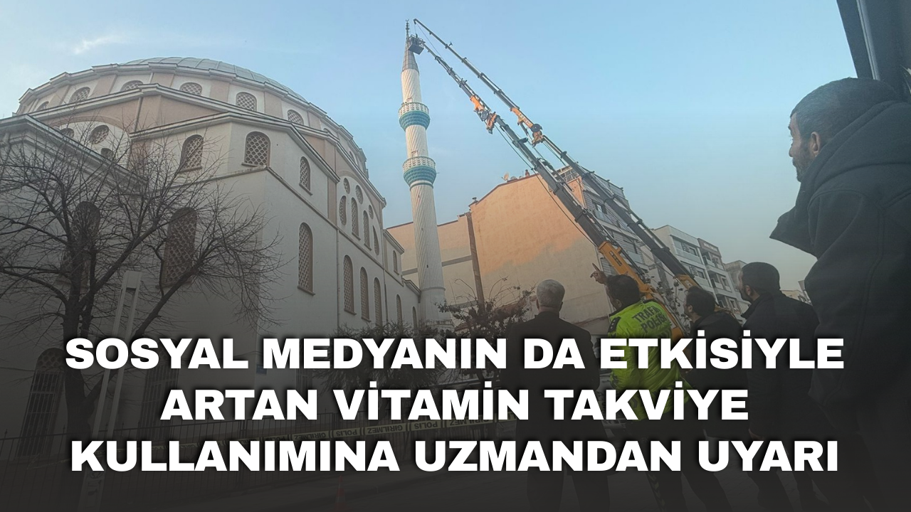 Turgutlu’da hasar gören cami minaresi vinçle düzeltildi
