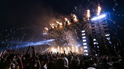 Ünlü sanatçı şarkılarıyla İzmir’i salladı Ünlü sanatçı İzmir'de konser verdi.