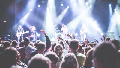 Ünli sanatçı konserinde hayranlarını coşturdu Ünlü sanatçı, unutulmaz bir konser performansıyla hayranlarını coşturdu. Enerjik sahne