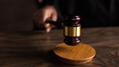 Sosyal medyada fenomeni tek celsede boşandı Sosyal medyada fenomen olan kişi, eşiyle tek celsede boşandı. İlişkilerini