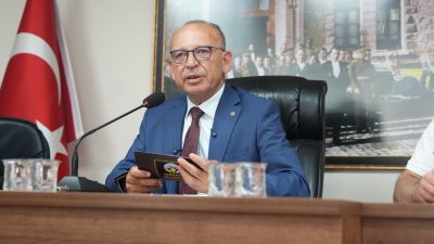 Turgutlu Belediye Başkanı Çetin Akın, “Yeni Parti”ye katılacağını duyurdu. Akın,