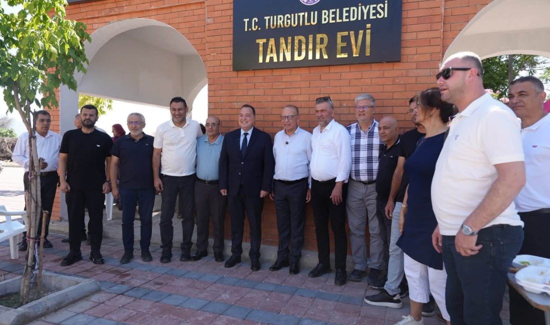 Turgutlu İstasyonaltı Mahallesi’nde Tandır Evi Açılışı Yapıldı Manisa’nın Turgutlu ilçesinde İstasyonaltı Mahallesi’nde yapımı tamamlanan Tandır Evi düzenlenen