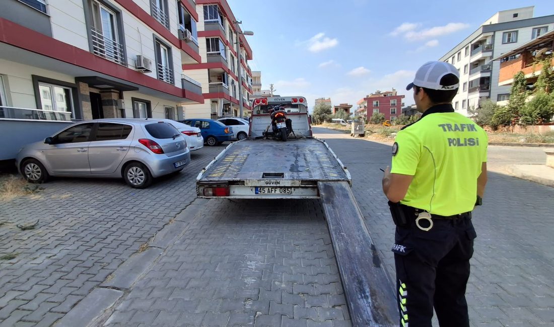 Manisa’nın Turgutlu ilçesinde motosikletle akrobatik hareketler yaparak trafik güvenliğini tehlikeye