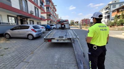 Manisa’nın Turgutlu ilçesinde motosikletle akrobatik hareketler yaparak trafik güvenliğini tehlikeye