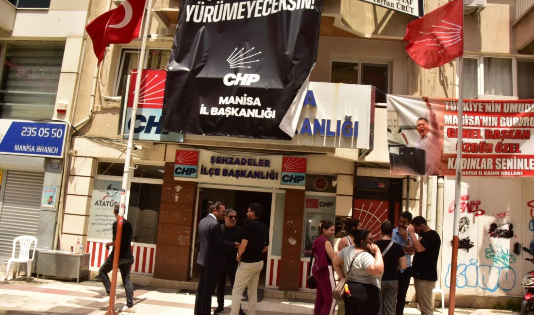 CHP Manisa’da Kriz Derinleşiyor: İl Başkanlığında Nöbet Başladı CHP Genel Merkezi’nin Merkez Yönetim Kurulu (MYK) toplantısında aldığı kararla