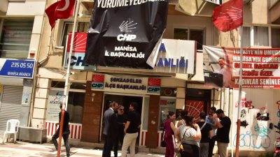 CHP Manisa’da Kriz Derinleşiyor: İl Başkanlığında Nöbet Başladı CHP Genel Merkezi’nin Merkez Yönetim Kurulu (MYK) toplantısında aldığı kararla