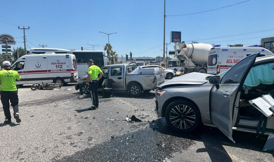 Manisa’nın Turgutlu ilçesinde meydana gelen trafik kazasında kamyonet ile motosiklet