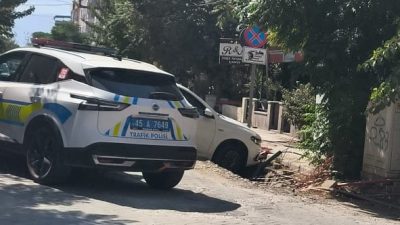 Turgutlu’da Otomobil Altyapı Çalışması Çukuruna Düştü Manisa'nın Turgutlu ilçesinde bir otomobil, altyapı çalışmaları kapsamında açılan çukura
