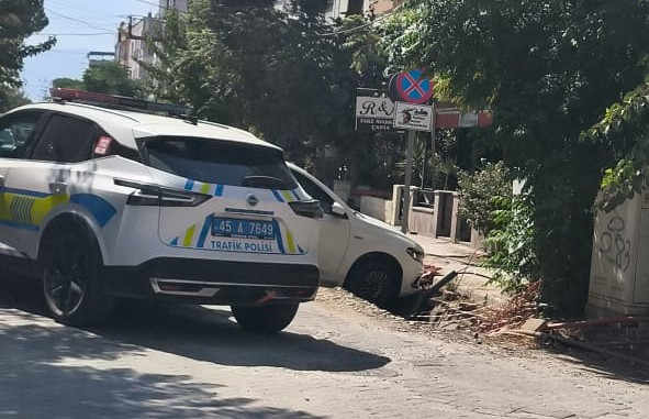 Turgutlu’da Otomobil Altyapı Çalışması Çukuruna Düştü Manisa'nın Turgutlu ilçesinde bir otomobil, altyapı çalışmaları kapsamında açılan çukura