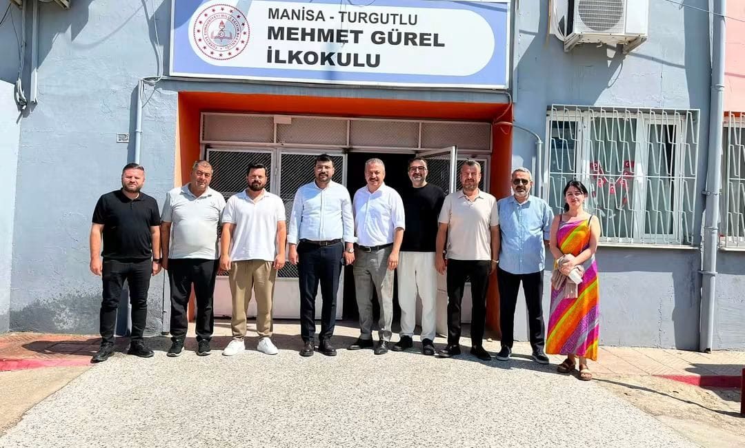 AK Parti yönetiminde okullara ziyaret AK Parti Turgutlu İlçe Başkanı Av. Ömer Can Temizel, beraberindeki
