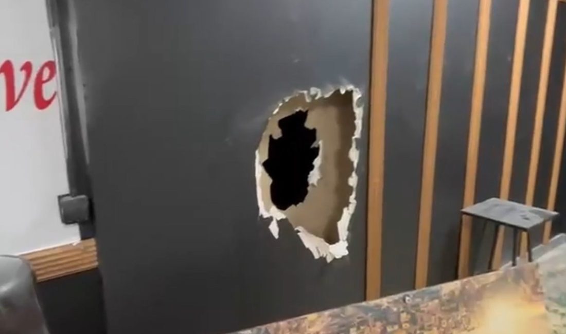 Manisa’da Düğün Salonu Görünümlü Kumarhaneye Polis Baskını: Gizli Oda Ortaya Çıktı Manisa'da düğün salonu ruhsatıyla faaliyet gösteren bir işletmenin kumar oynatmak