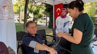 Turgutlu Kaymakamı Selami Kapankaya, Halk Sağlığı Haftası kapsamında Ortapark’ta kurulan