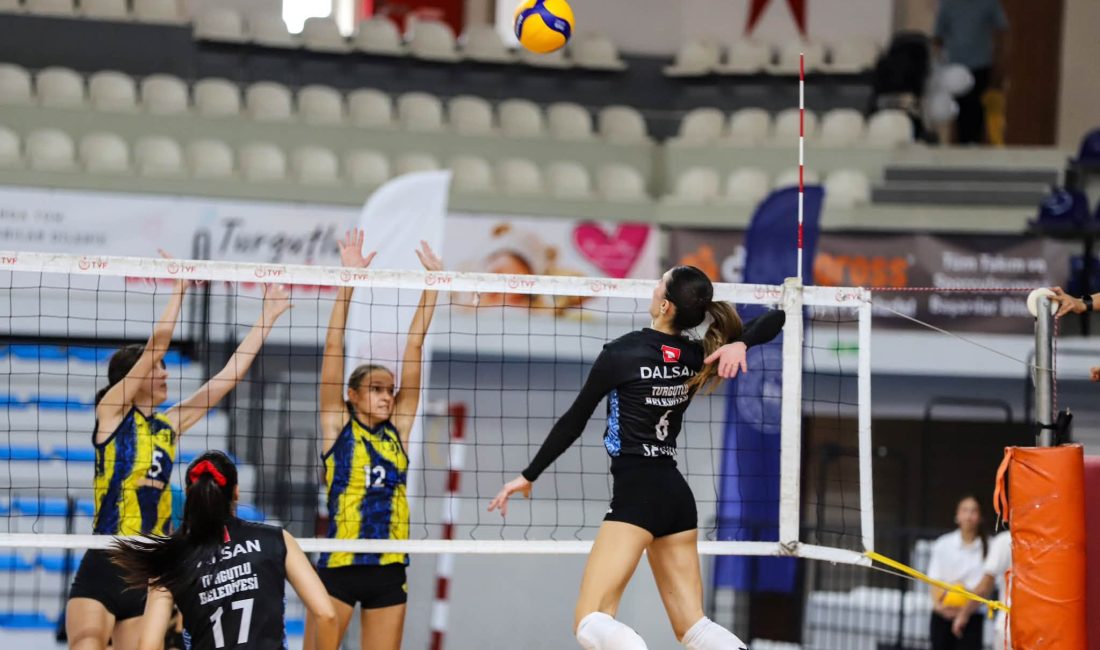 Turgutlu Yıldırım Beyazıt Spor Salonu’nda Venüs Spor’u konuk eden Turgutlu