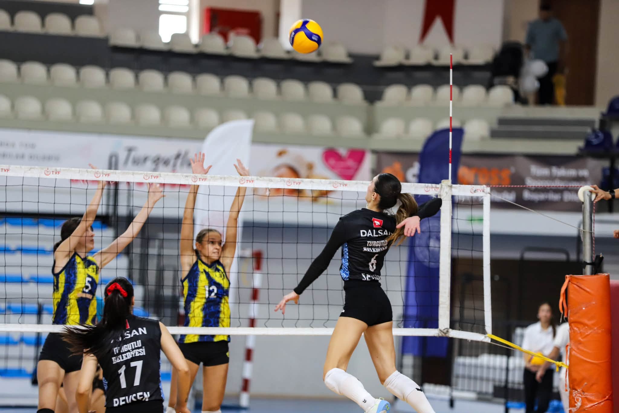 Turgutlu Yıldırım Beyazıt Spor Salonu’nda Venüs Spor’u konuk eden Turgutlu